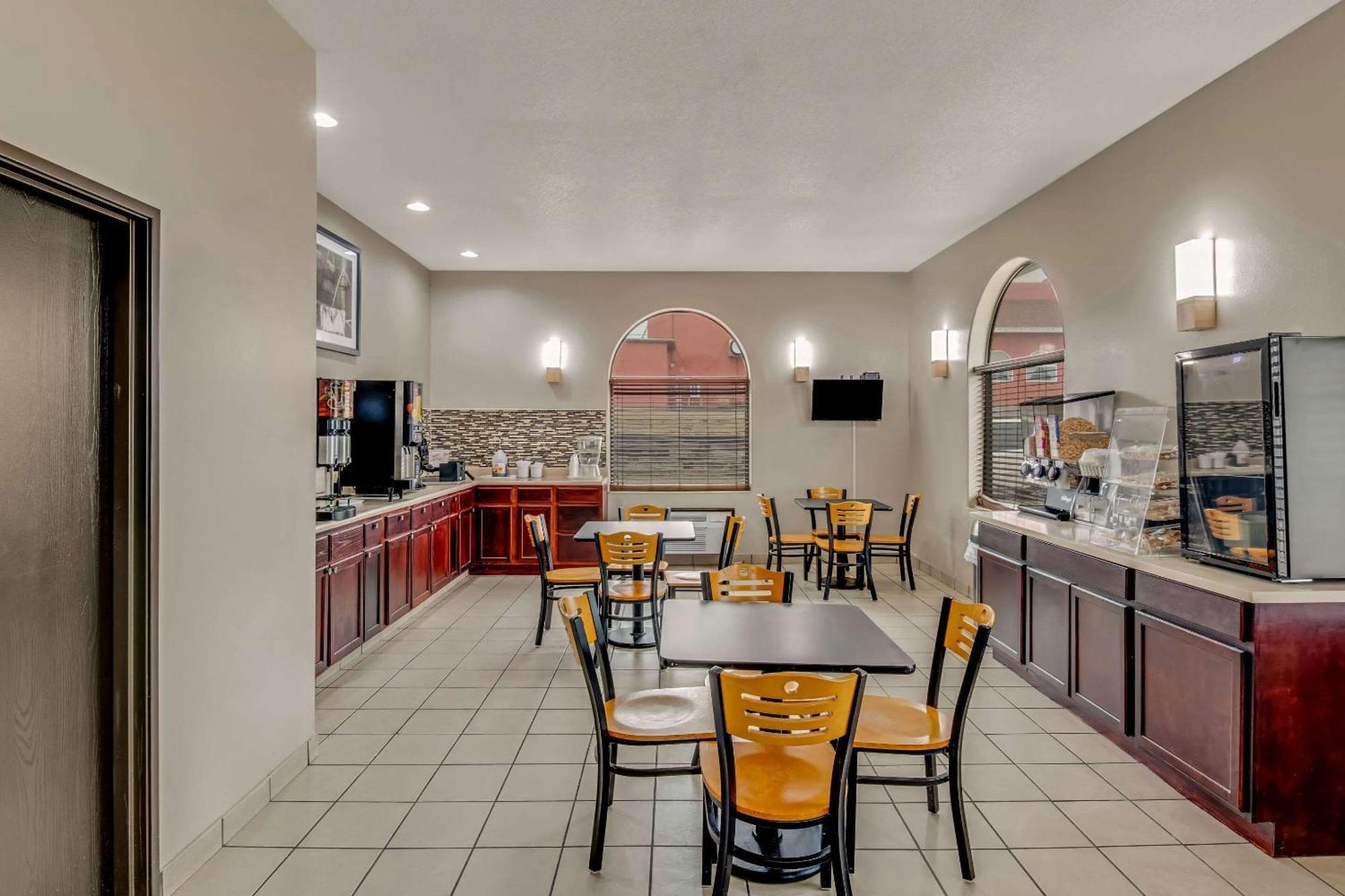 Rodeway Inn Red Oak Bagian luar foto