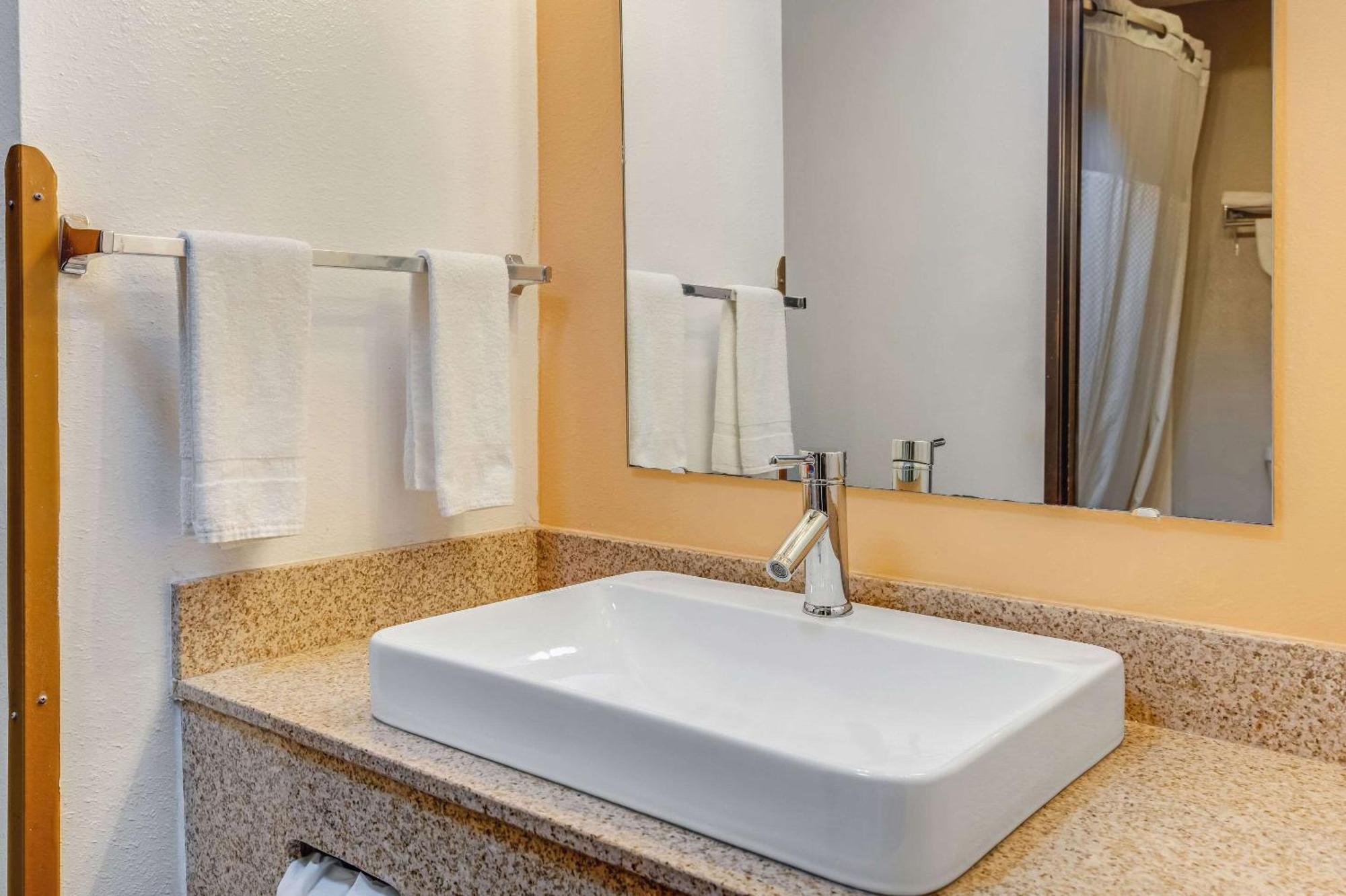 Rodeway Inn Red Oak Bagian luar foto