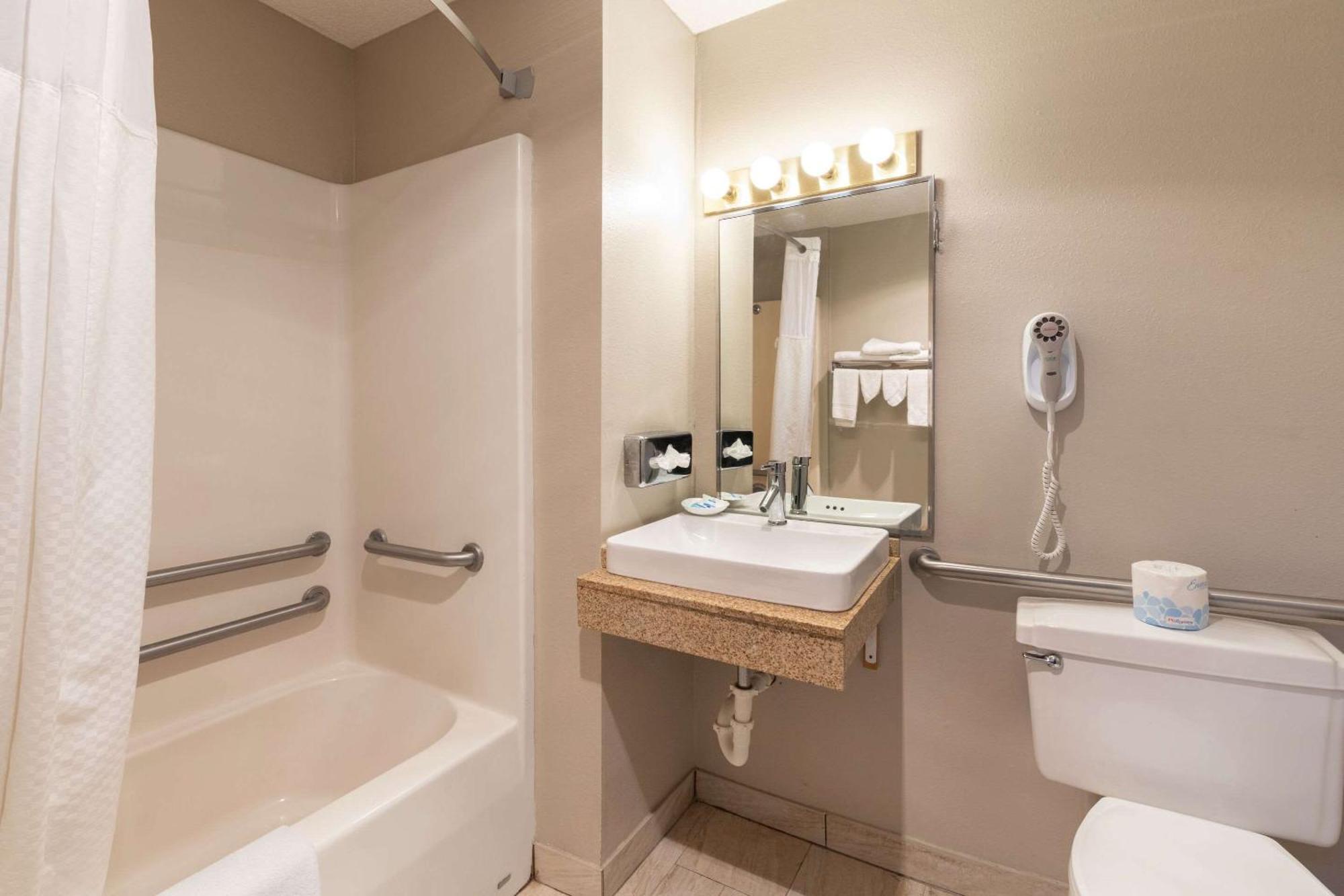 Rodeway Inn Red Oak Bagian luar foto