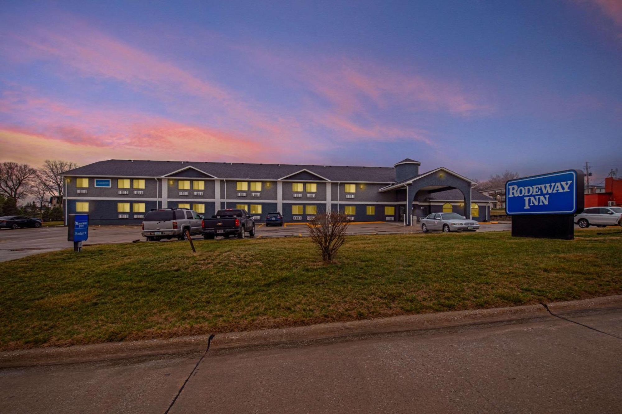 Rodeway Inn Red Oak Bagian luar foto